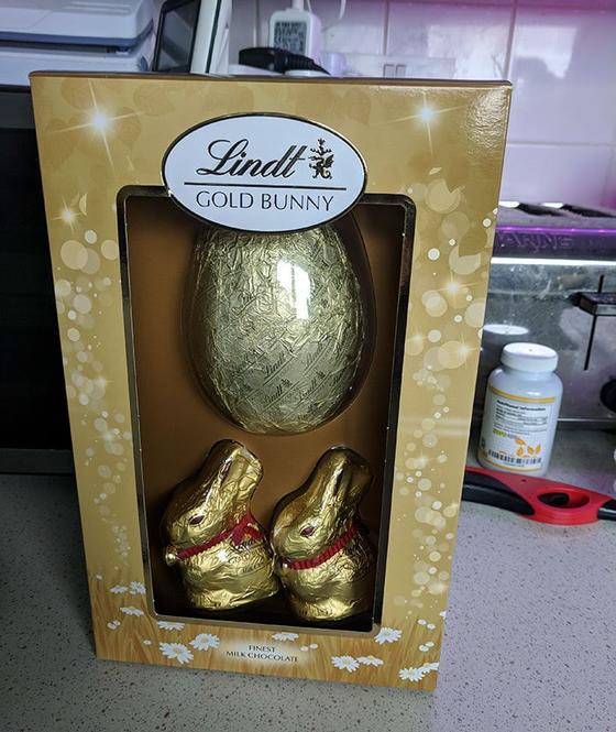 Парень решил поздравить подругу и подарил ей шоколадное яйцо. Но дело было 1-го апреля