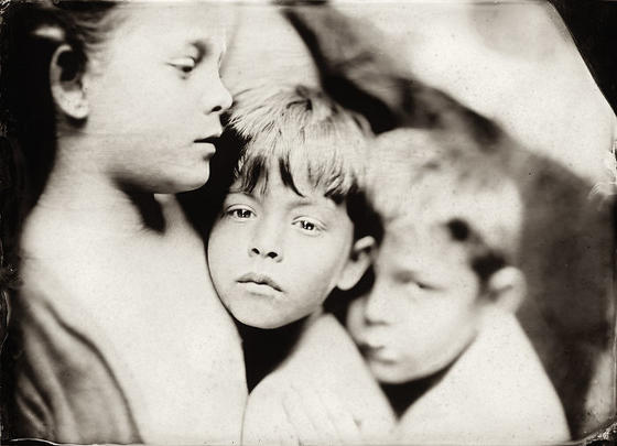Я нашла фотокамеру, которой 166 лет, и стала снимать на нее детей. Вот результат!
