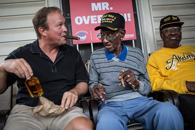Курит, пьет и наслаждается жизнью - старейшему мужику Америки исполнилось 112 лет! И он был ветераном!