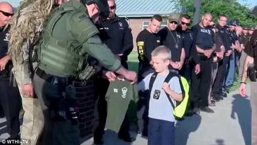 Когда 5-летний мальчик вернулся в школу после смерти отца, его встретили 70 полицейских Вот что такое ″солидарность″.