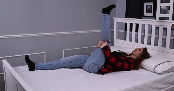 6 упражнений на растяжку, которые надо делать, когда вы еще в постели Лучший выход из ситуации.