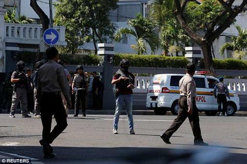 ″В Индонезию - на свой страх и риск″: Туристов на Бали предупреждают о новых взрывах Сегодня бомба взорвалась прямо у полицейского участка!
