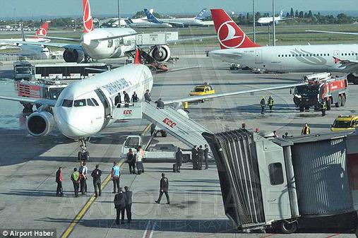 ″Я думал, что это конец″. В Турции 1 самолет врезался в другой прямо в аэропорту! Звук был ″как от взрыва бомбы″.