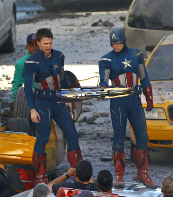 13 фото «мстителей» с их дублерами, после которых Голливуд уже не кажется таким крутым Ну, хотя бы частично…