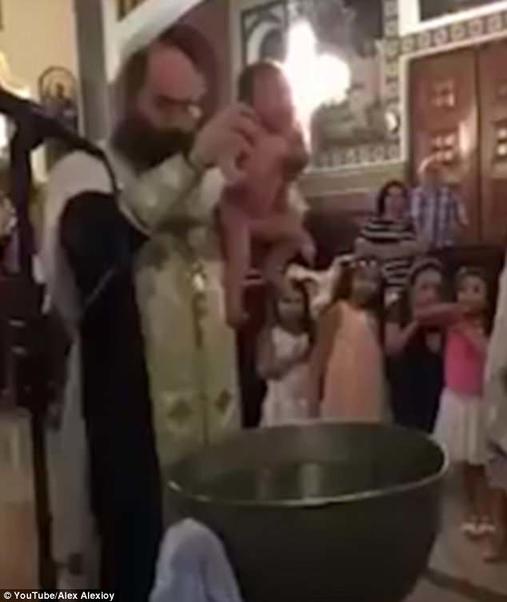 Мир в шоке: Почему у православных такой жестокий обряд крещения? Когда я увидела в первый раз, тоже была в шоке.