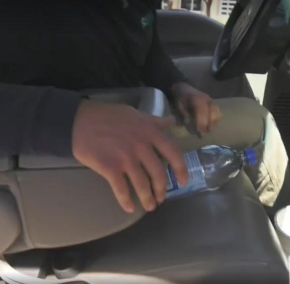 Никогда не оставляйте бутылки в машине в жару! Это очень опасно! Последствия могут быть трагическими.