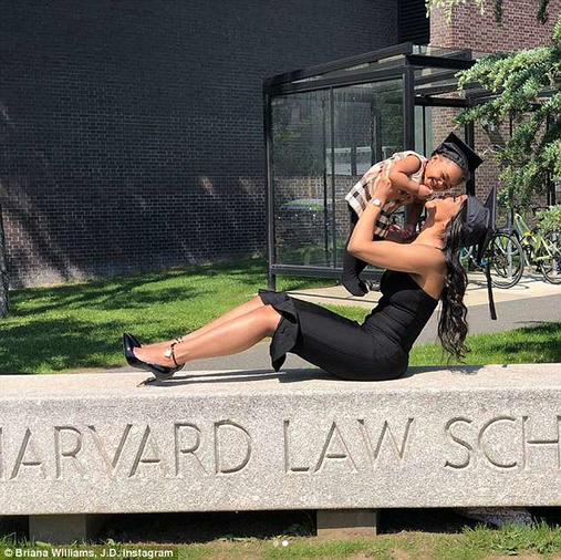 24-летняя мать-одиночка закончила Гарвард! Теперь ее любят миллионы ″Прорвемся, детка!″
