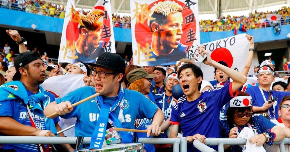 Японские фанаты впечатлили мир: убрали за собой на стадионе! Особенная нация.