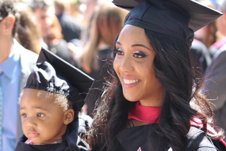 24-летняя мать-одиночка закончила Гарвард! Теперь ее любят миллионы ″Прорвемся, детка!″