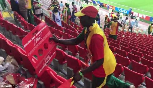 Фанаты из Африки отпраздновали победу над Польшей уборкой на стадионе И убрали не только за собой...