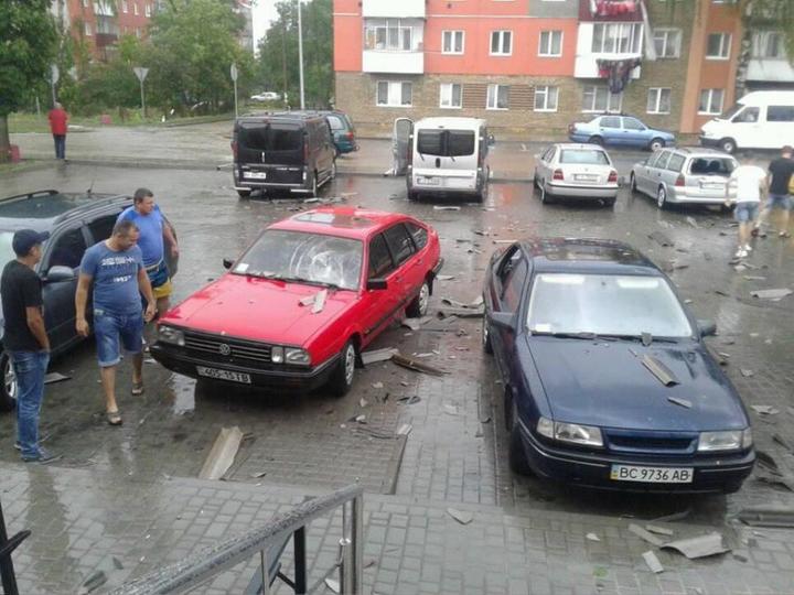 Град на Закарпатье раскрошил автомобили и крыши 182 домов! Вот фото Вот такое суровое лето...