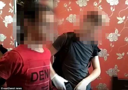 Молодая семья сама снимала секс со своей 4-летней дочерью, чтобы продать видео! Арестовать их помогли австралийцы.
