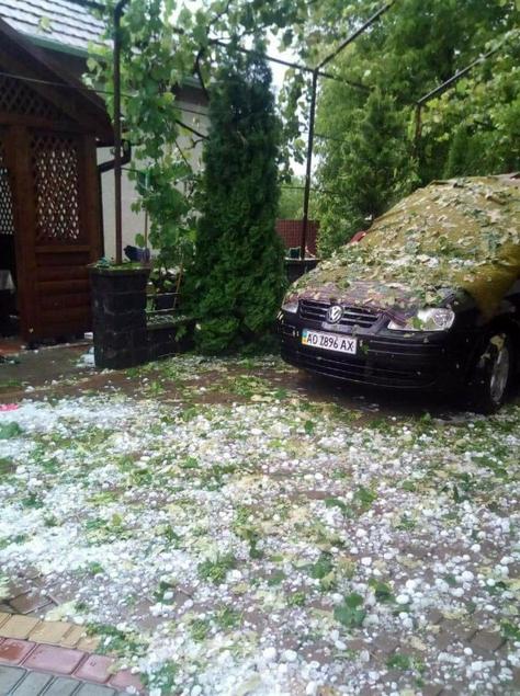 Град на Закарпатье раскрошил автомобили и крыши 182 домов! Вот фото Вот такое суровое лето...