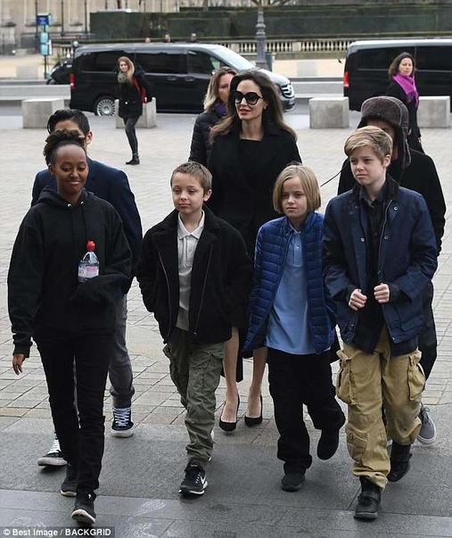 У Анджелины Джоли могут отобрать детей - и отдать их Брэду Питту! Вот почему Говорят, она - плохая мать.