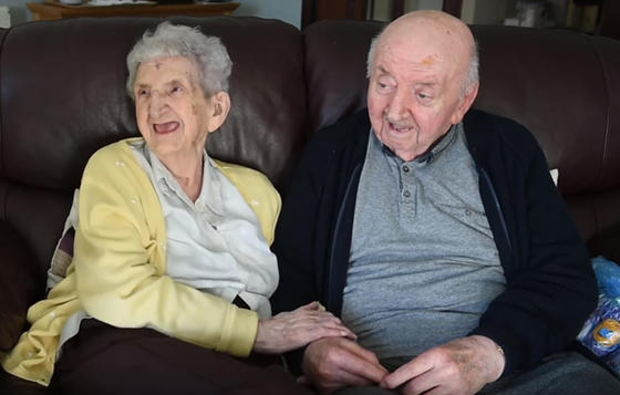 98-летняя мама переехала в дом престарелых, чтобы ухаживать за своим 80-летним сыном Потому что для нее он все равно ребенок...