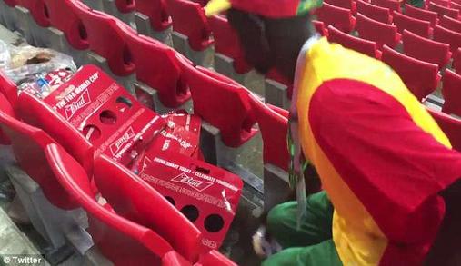 Фанаты из Африки отпраздновали победу над Польшей уборкой на стадионе И убрали не только за собой...