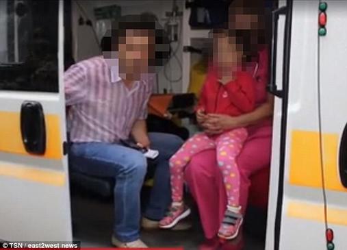 Молодая семья сама снимала секс со своей 4-летней дочерью, чтобы продать видео! Арестовать их помогли австралийцы.