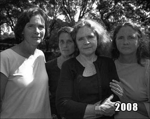 Это 4 сестры. Вот уже 40 лет подряд они делают по 1 фото в год... Очень крутая идея для фото.