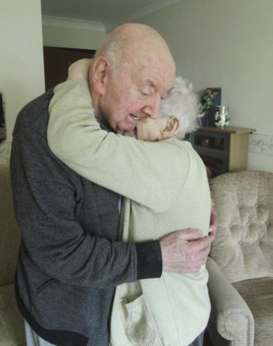 98-летняя мама переехала в дом престарелых, чтобы ухаживать за своим 80-летним сыном Потому что для нее он все равно ребенок...