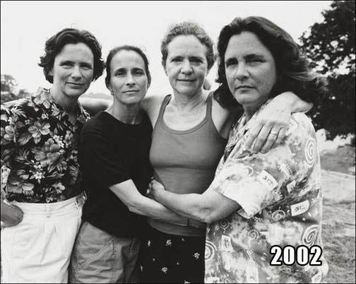 Это 4 сестры. Вот уже 40 лет подряд они делают по 1 фото в год... Очень крутая идея для фото.