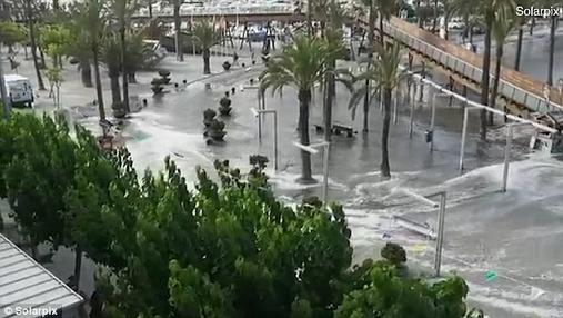 На роскошные курорты Испании обрушилось цунами! Кадры с Мальорки - это нечто... Есть путевка? Сдавайте!
