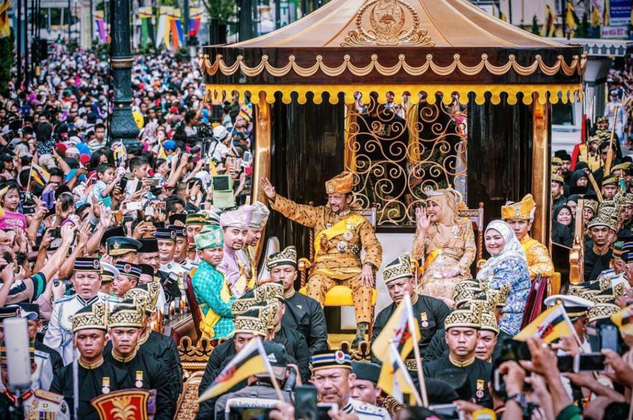 Вот как живет супер-богатый принц Брунея, а ведь ему только 26 лет Instagram позволяет нам за ними ″подсматривать″.