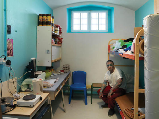 33 тюремных фото о том, как по-разному относятся к бандитам в других странах Вот как «сидят» преступники.