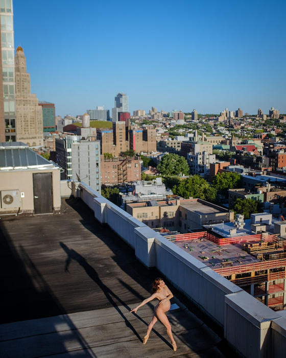 11 бесстрашных танцоров разделись на крышах Нью-Йорка. Результат заставит ваше сердце биться чаще Каждая деталь – шедевр!