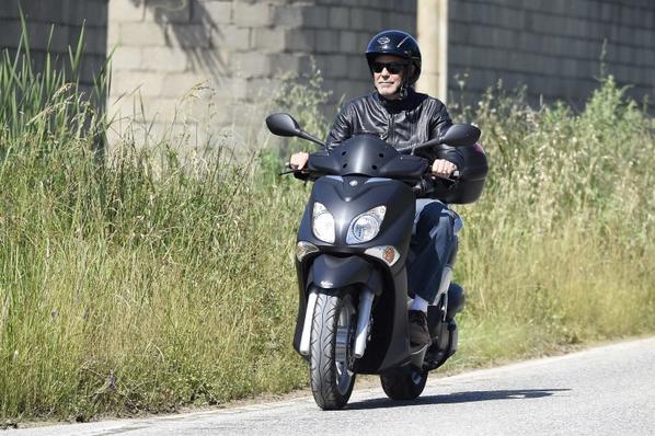 Джордж Клуни попал в аварию! Вот фото и подробности Он был на мотоцикле.