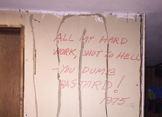 Эти двое делали ремонт. И нашли в доме записку, которую кто-то оставил 23 года назад... Бывает же...