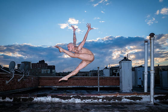 11 бесстрашных танцоров разделись на крышах Нью-Йорка. Результат заставит ваше сердце биться чаще Каждая деталь – шедевр!