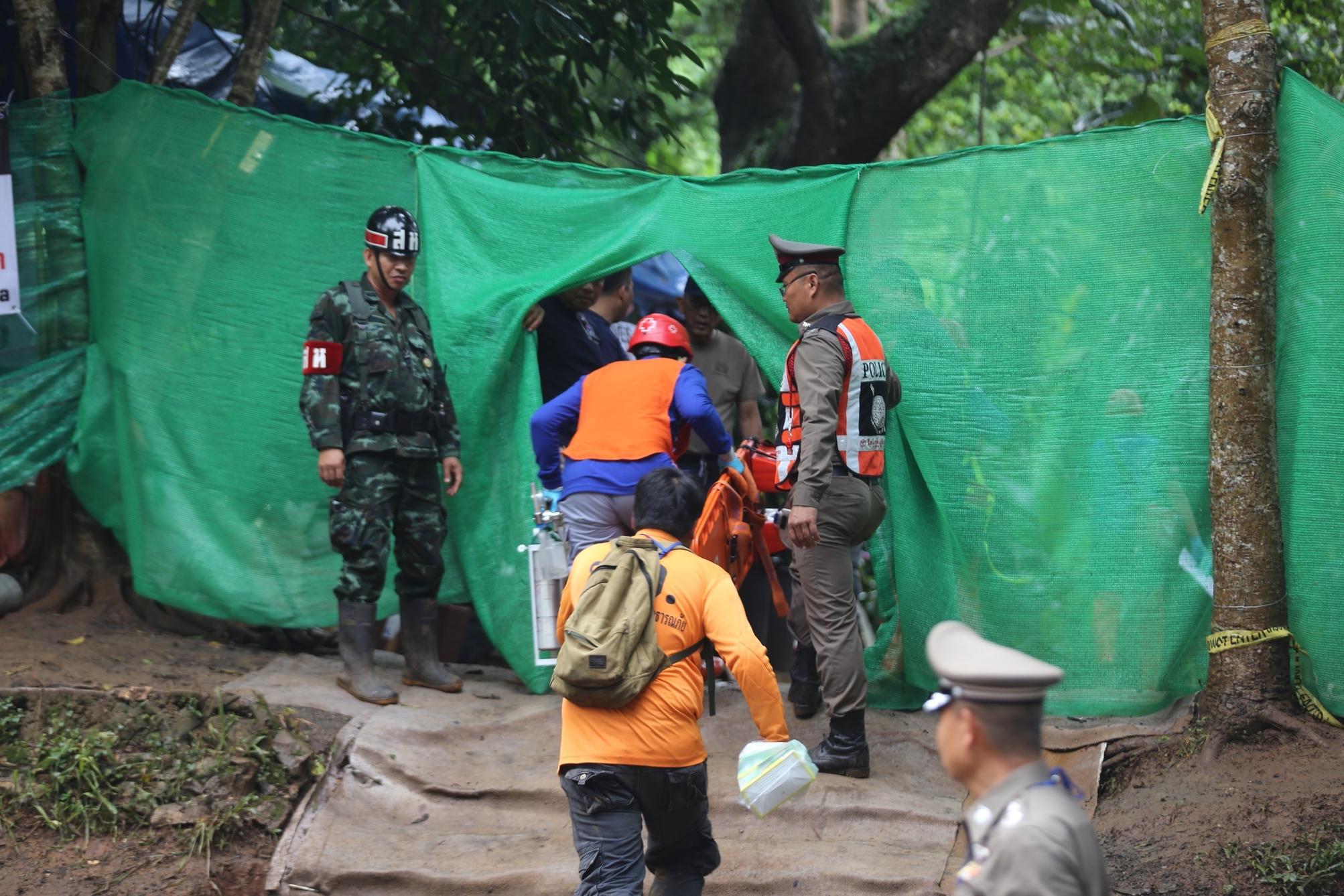 Вторая спасательная. Спасательная операция в Тайланде. Спасательная операция в Тайланде в пещере. Спасение детей из пещеры в Таиланде. Дети в пещере в Таиланде.