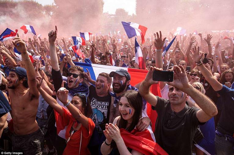 В Париже победу праздновали так жестко, что 2 человека погибло! Вот фото беспорядков Во дают!