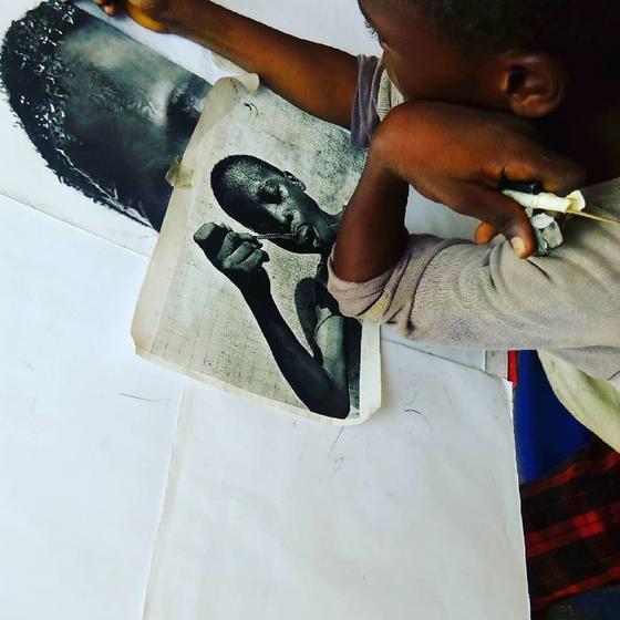 11-летний мальчик из Нигерии создает нереально реалистичные портреты Вы никогда не видели ничего подобного.