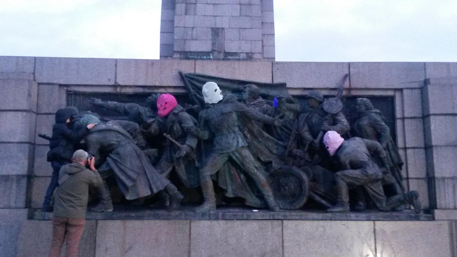 В Болгарии кто-то раскрашивает советские памятники. Россия уже подняла скандал Декоммунизация по-болгарски.