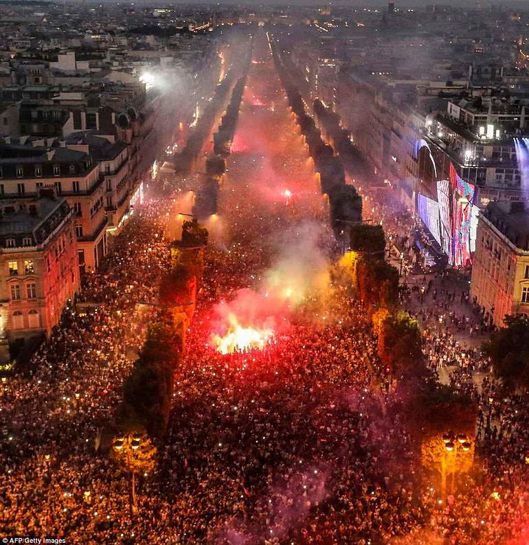 В Париже победу праздновали так жестко, что 2 человека погибло! Вот фото беспорядков Во дают!