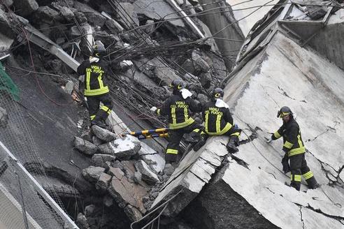 В Италии обрушился мост: Пока известно о 22 погибших 20 автомобилей находятся под обломками.