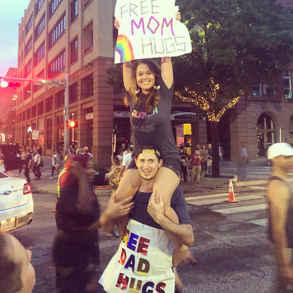 Мамы обнимают юношей на гей-параде - тех, чьи родители так и не смирились Бескорыстное добро!