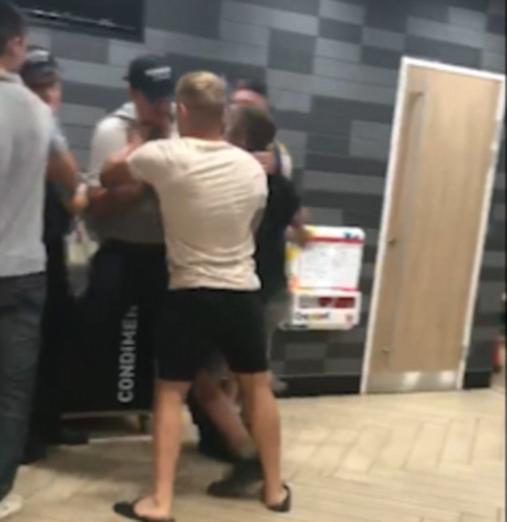 2 пьяных подростка избили менеджера в «Макдональдсе». Вот как это попало на видео Теперь их мать просит прощения.