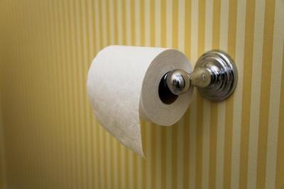 И все-таки есть только 1 способ правильно вешать туалетную бумагу! Вот он Так к вам попадет меньше бактерий.