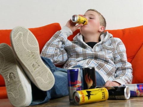 В Британии запретили продавать энергетики детям до 18! Причина - поражает. Эти напитки ″уничтожают″ детей.