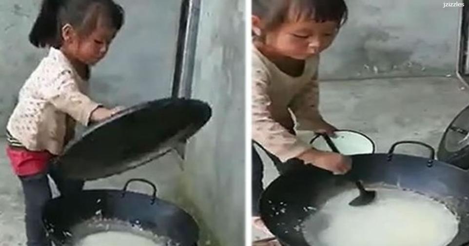 5 летняя девочка готовит рис для брата и бабушки. И только гляньте, КАК она это делает... Большая ответственность лежит на очень юных плечах.