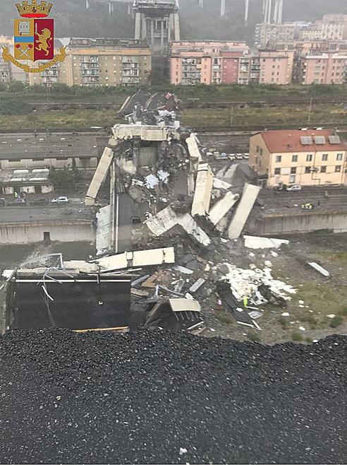 В Италии обрушился мост: Пока известно о 22 погибших 20 автомобилей находятся под обломками.