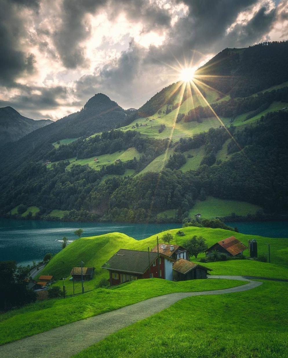 За переезд в эту деревню в Швейцарии платят USD60 000. Вот что надо делать Вы только посмотрите на нее!