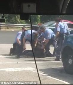На видео видно, как 6 полицейских избивают одного темнокожего в США Шокирует!