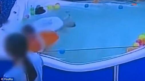 Малыш чуть не утонул в бассейне из-за спасательного круга. Вот как все было Кошмар каждого родителя!