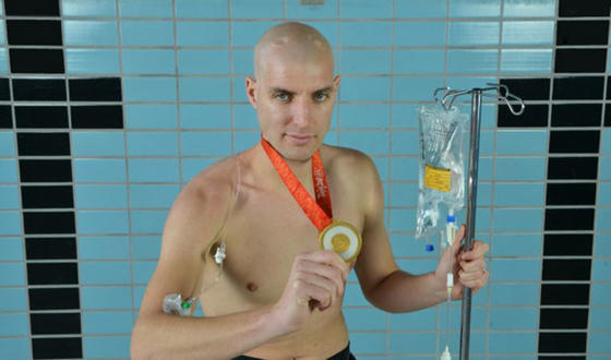 Он проплыл 163 км за 55 часов. И только гляньте, как теперь выглядит его тело! Мужик победил не только рак.