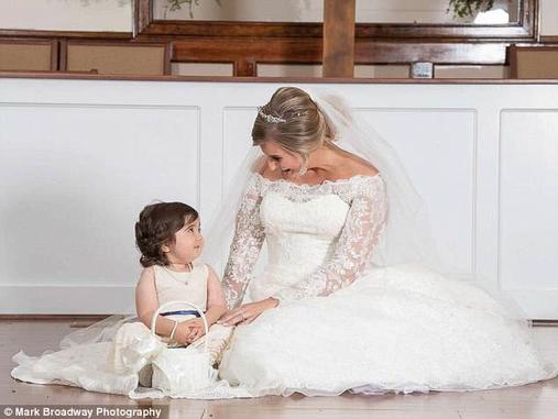 3-летняя девочка победила рак с ее помощью. И ее пригласили на свадьбу! История, которая растрогает даже камни.
