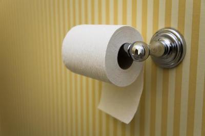 И все-таки есть только 1 способ правильно вешать туалетную бумагу! Вот он Так к вам попадет меньше бактерий.