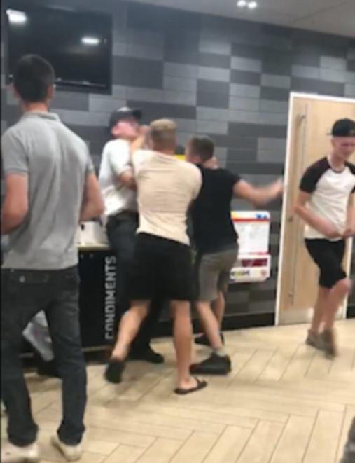 2 пьяных подростка избили менеджера в «Макдональдсе». Вот как это попало на видео Теперь их мать просит прощения.